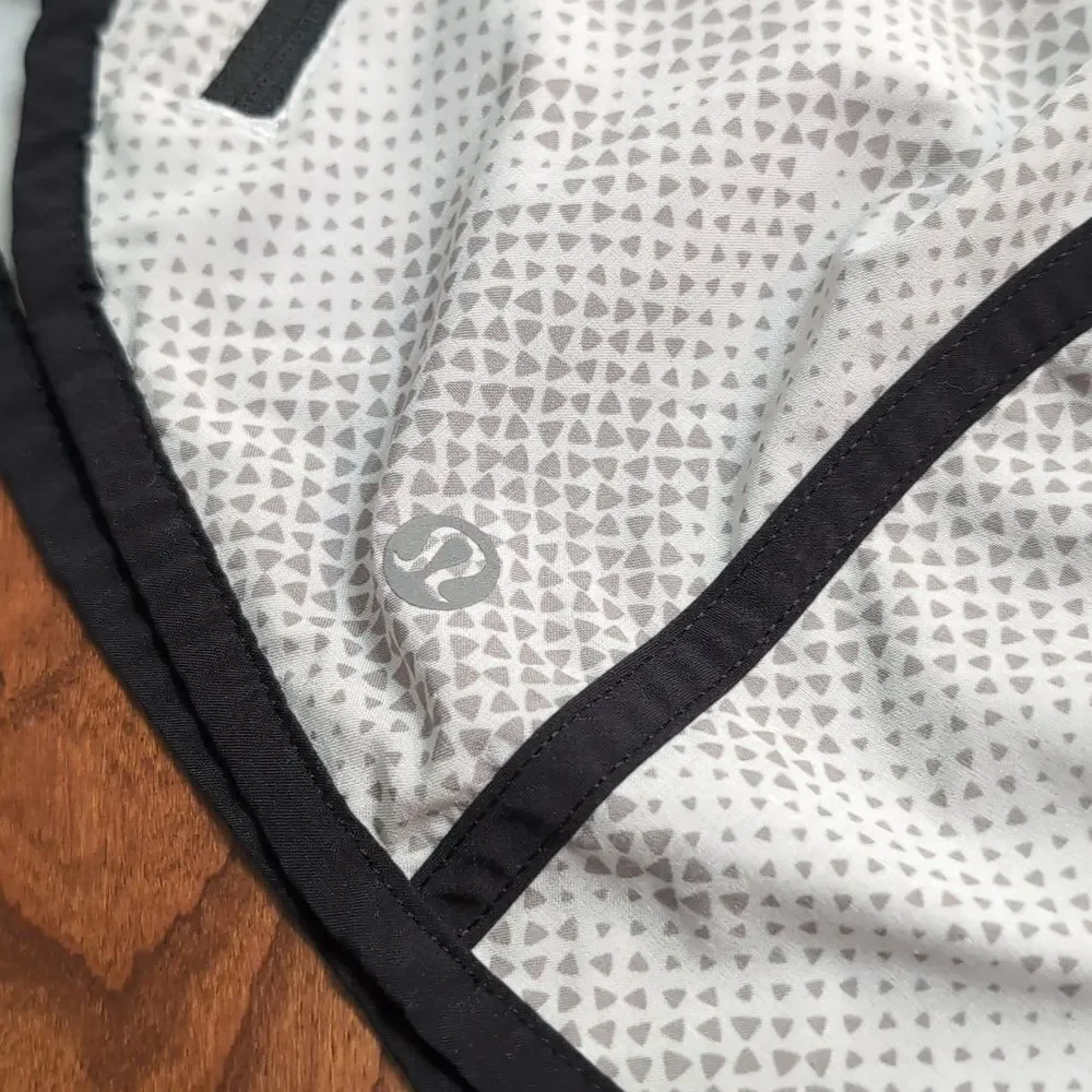 Lululemon Womens Tracker Short III 4 Way Stretch Running Workout Size 8